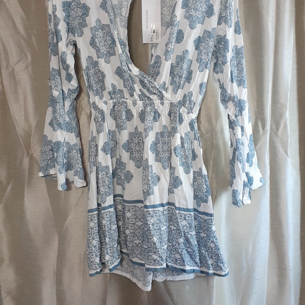 Keliki White w Light Blue Embellishments Size Medium *BRAND NEW*